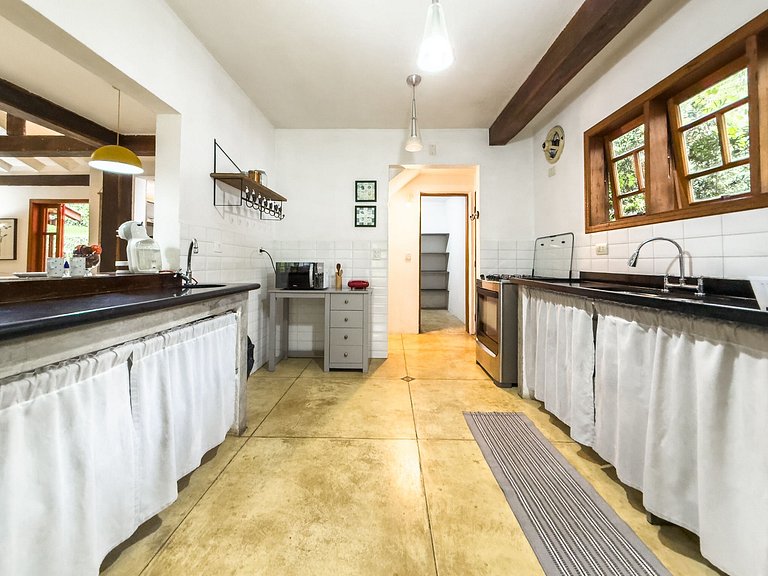 Casa c/ 3 suítes, piscina e natureza 30min de SP