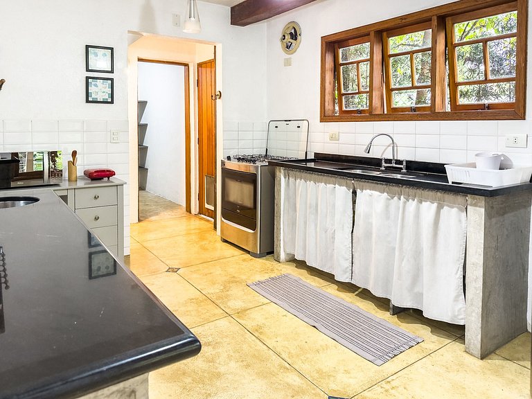 Casa na Granja Viana em frente à reserva ambiental