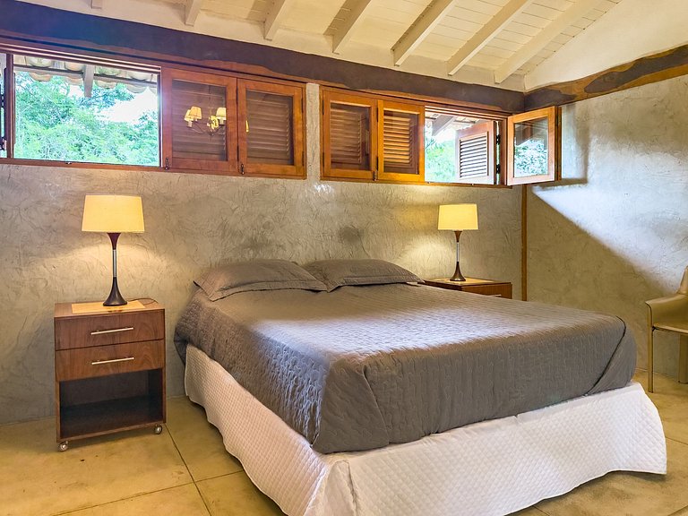 Casa c/ 3 suítes, piscina e natureza 30min de SP