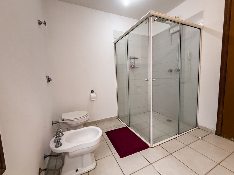 Casa c/ 3 suítes, piscina e natureza 30min de SP