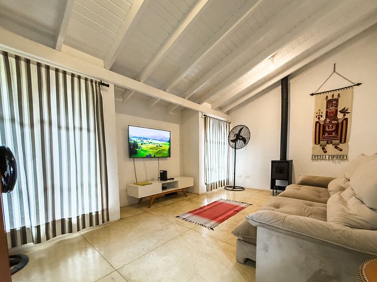Casa c/ 3 suítes, piscina e natureza 30min de SP