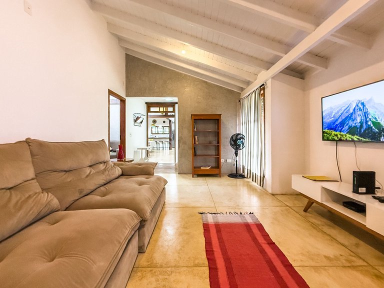 Casa c/ 3 suítes, piscina e natureza 30min de SP