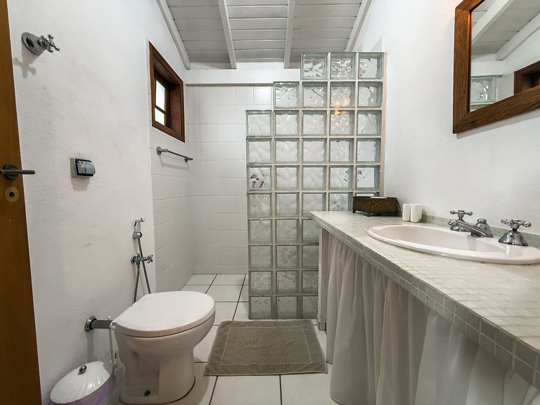 Casa c/ 3 suítes, piscina e natureza 30min de SP