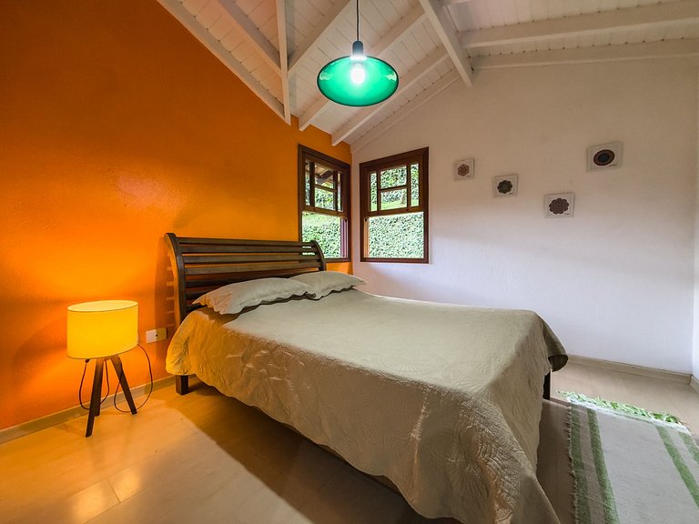 Casa c/ 3 suítes, piscina e natureza 30min de SP