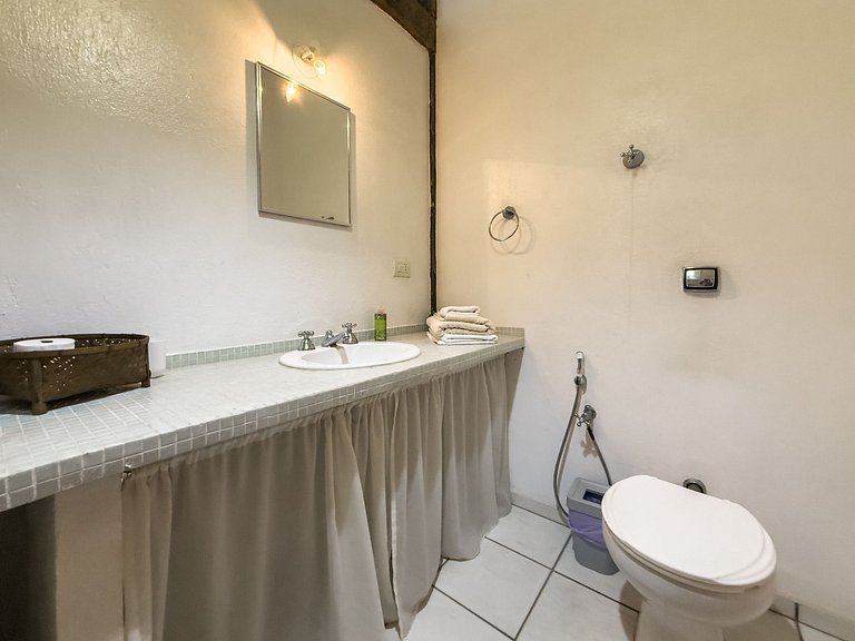 Casa c/ 3 suítes, piscina e natureza 30min de SP