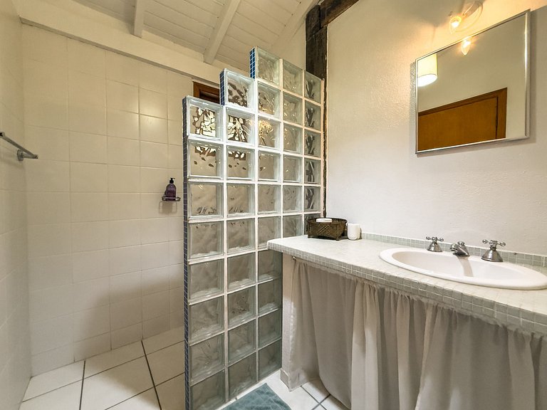 Casa c/ 3 suítes, piscina e natureza 30min de SP