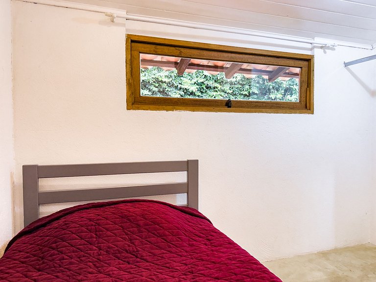 Casa c/ 3 suítes, piscina e natureza 30min de SP