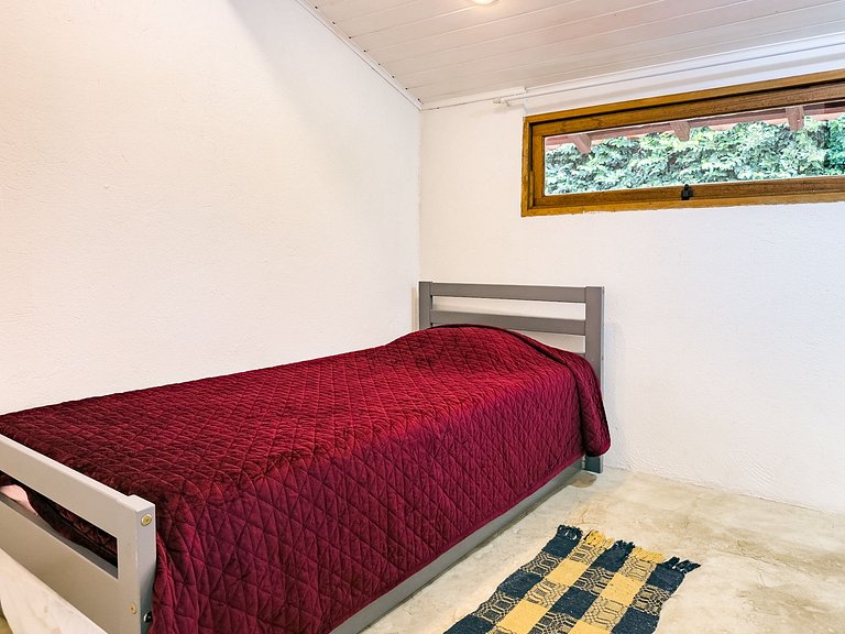 Casa c/ 3 suítes, piscina e natureza 30min de SP