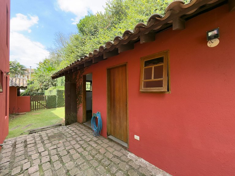 Casa c/ 3 suítes, piscina e natureza 30min de SP