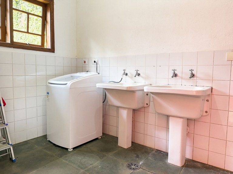 Casa c/ 3 suítes, piscina e natureza 30min de SP
