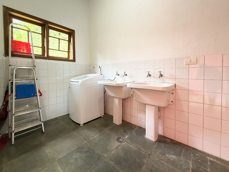 Casa c/ 3 suítes, piscina e natureza 30min de SP