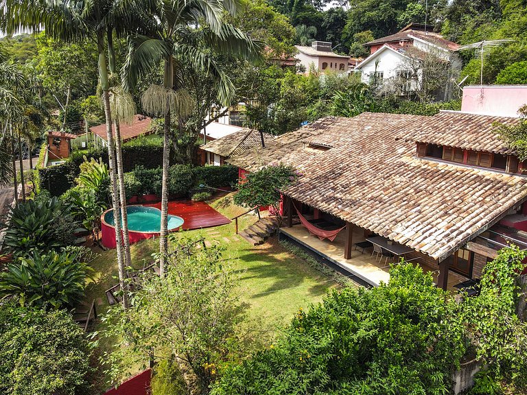 Casa c/ 3 suítes, piscina e natureza 30min de SP