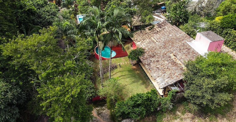 Casa c/ 3 suítes, piscina e natureza 30min de SP