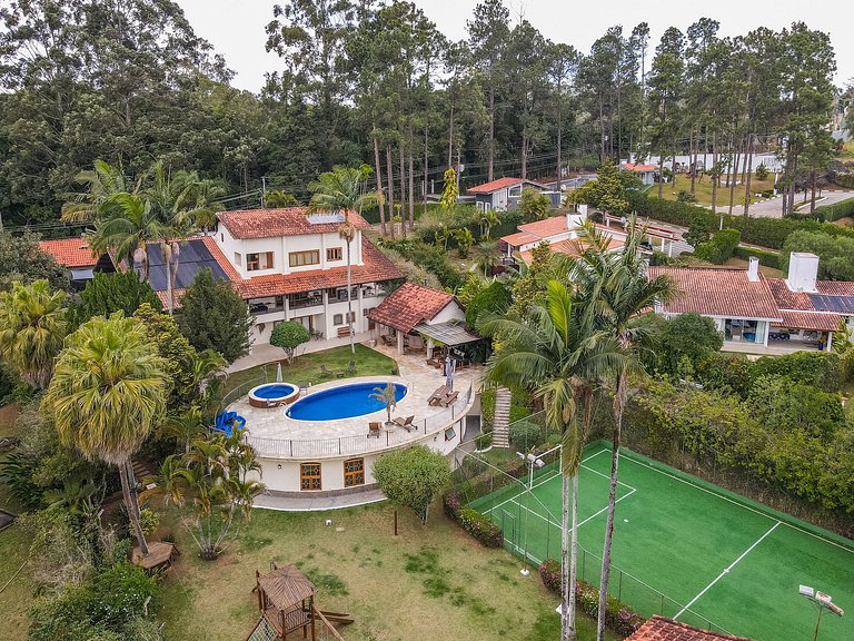 Casa de alto padrão com piscina, sauna e campo de futebol na