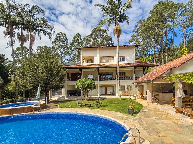Casa de alto padrão com piscina, sauna e campo de futebol na