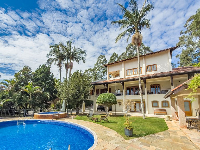 Casa de alto padrão com piscina, sauna e campo de futebol na