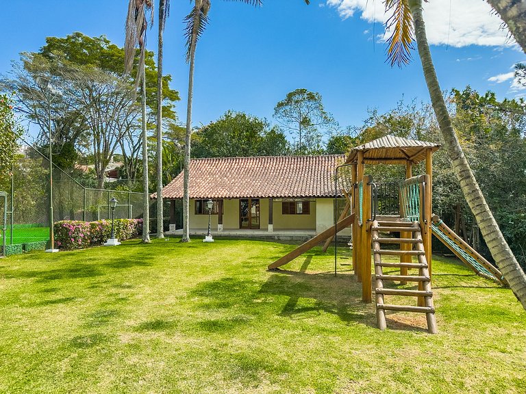 Casa de alto padrão com piscina, sauna e campo de futebol na