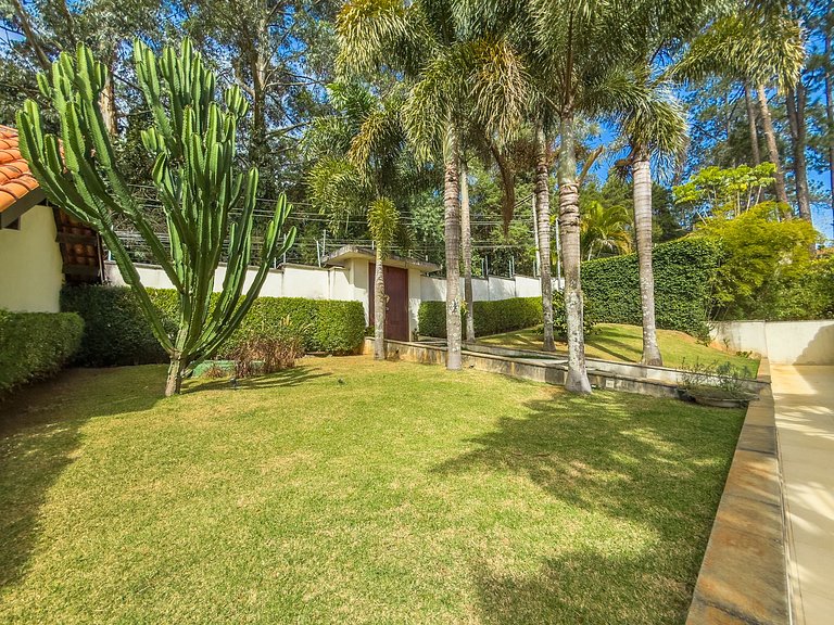 Casa de alto padrão com piscina, sauna e campo de futebol na