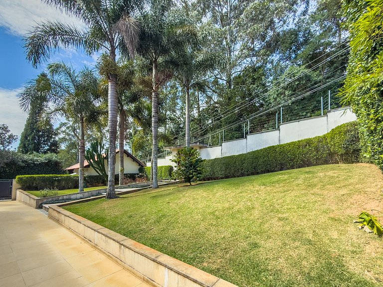 Casa de alto padrão com piscina, sauna e campo de futebol na