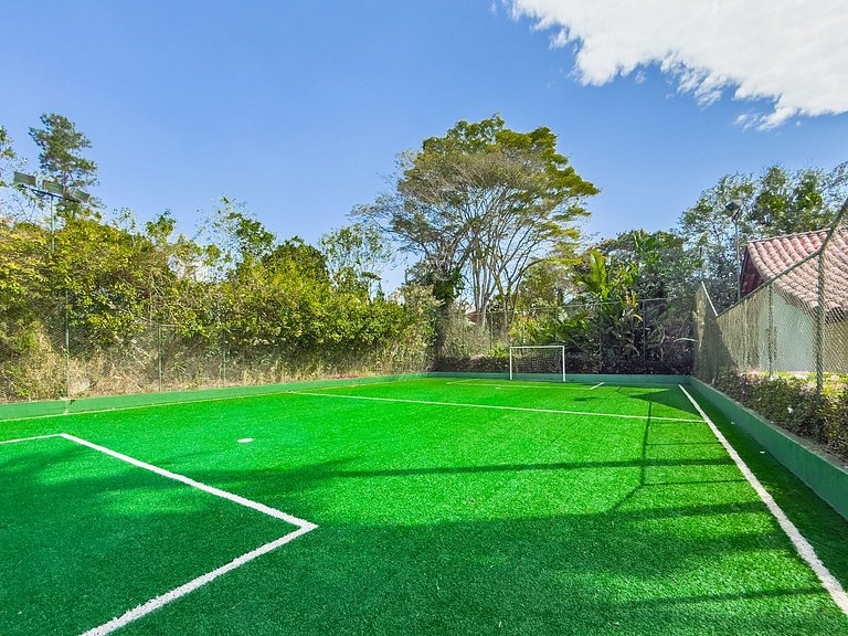 Casa de alto padrão com piscina, sauna e campo de futebol na