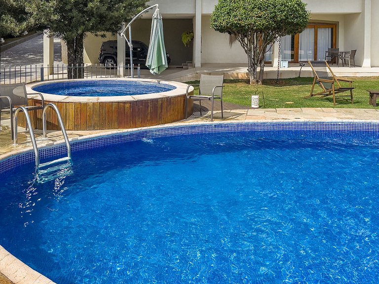 Casa de alto padrão com piscina, sauna e campo de futebol na