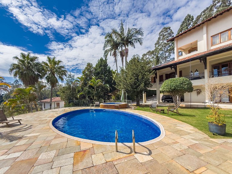 Casa de alto padrão com piscina, sauna e campo de futebol na