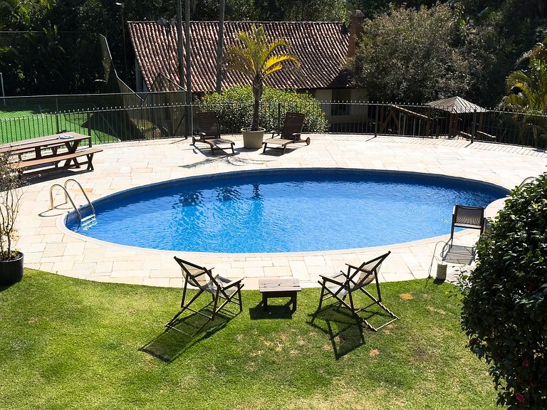 Casa de alto padrão com piscina, sauna e campo de futebol na