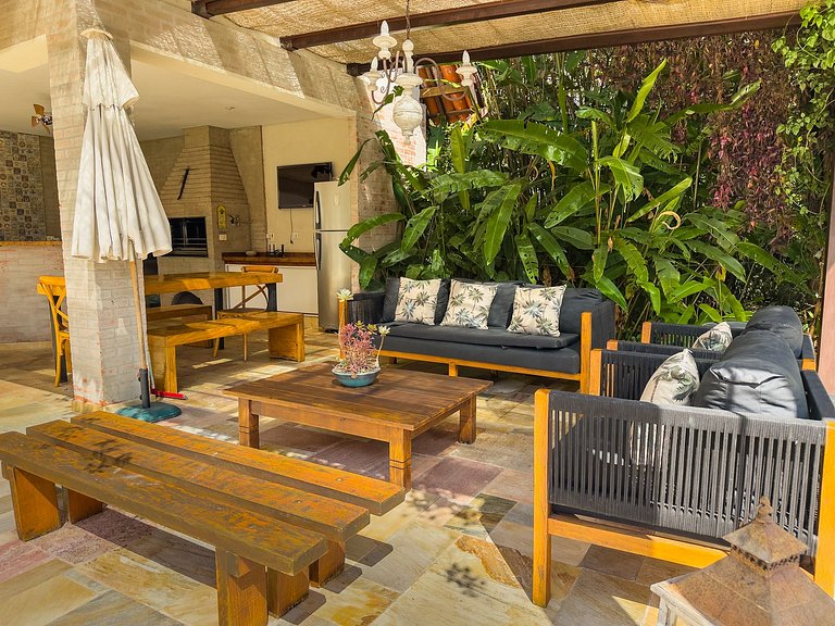 Casa de alto padrão com piscina, sauna e campo de futebol na