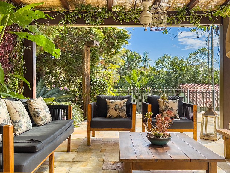 Casa de alto padrão com piscina, sauna e campo de futebol na