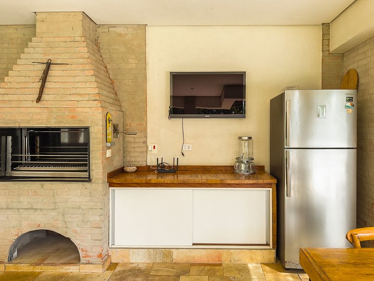 Casa de alto padrão com piscina, sauna e campo de futebol na