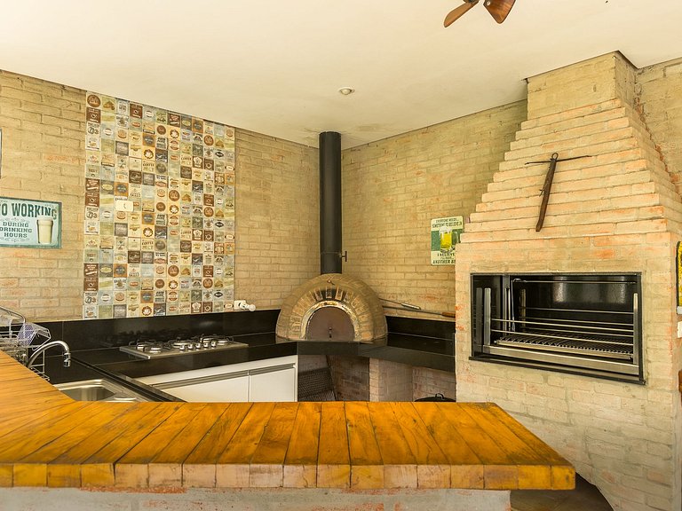 Casa de alto padrão com piscina, sauna e campo de futebol na