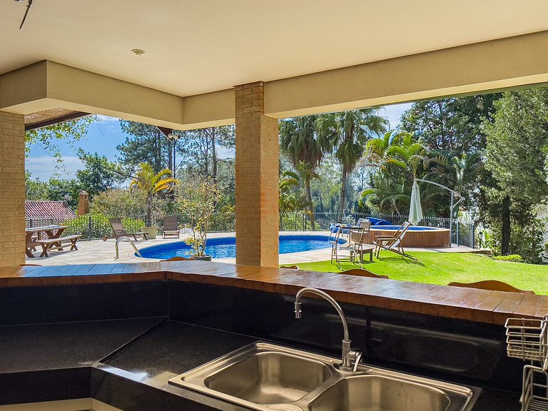 Casa de alto padrão com piscina, sauna e campo de futebol na