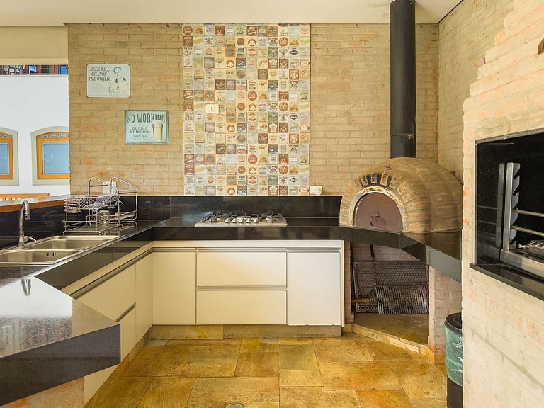 Casa de alto padrão com piscina, sauna e campo de futebol na