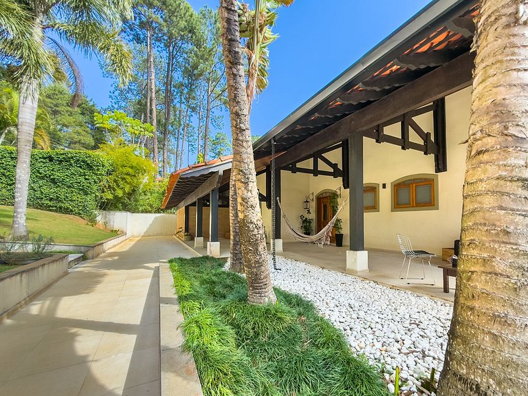 Casa de alto padrão com piscina, sauna e campo de futebol na