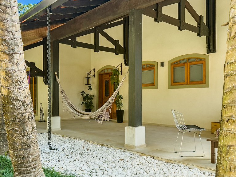 Casa de alto padrão com piscina, sauna e campo de futebol na