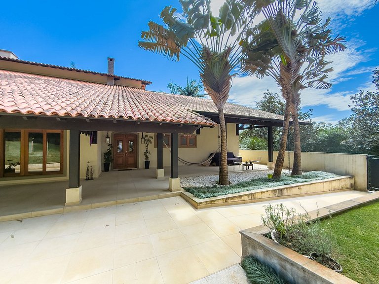 Casa de alto padrão com piscina, sauna e campo de futebol na