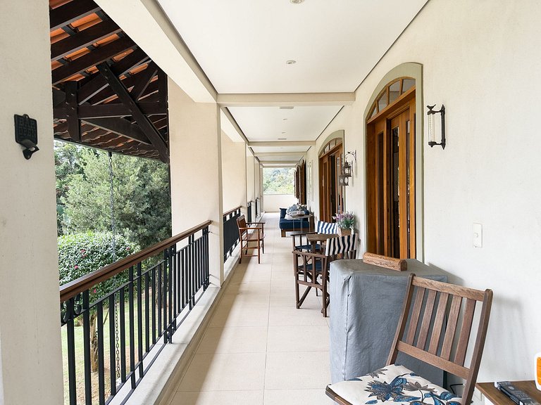 Casa de alto padrão com piscina, sauna e campo de futebol na