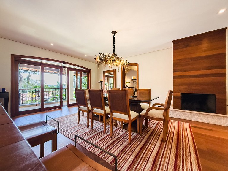 Casa de alto padrão com piscina, sauna e campo de futebol na