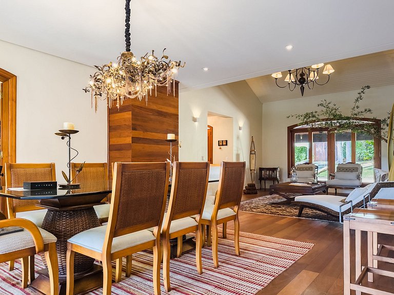 Casa de alto padrão com piscina, sauna e campo de futebol na