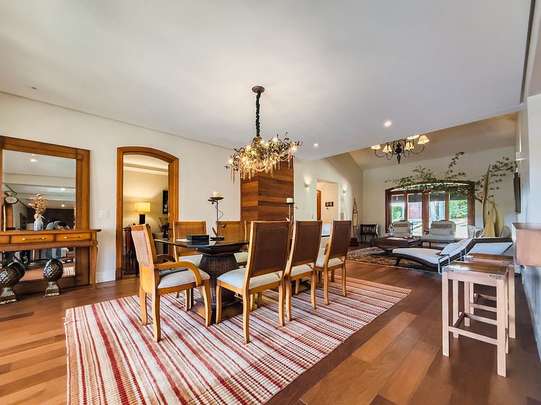 Casa de alto padrão com piscina, sauna e campo de futebol na