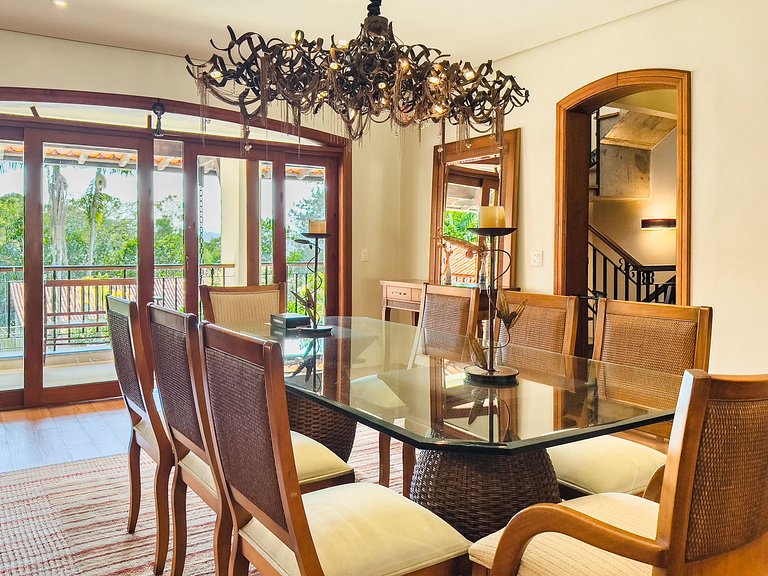 Casa de alto padrão com piscina, sauna e campo de futebol na