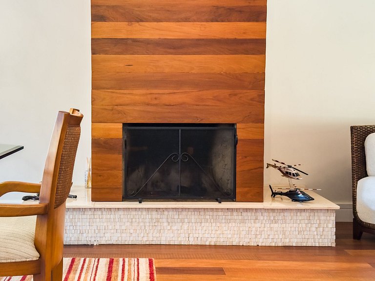 Casa de alto padrão com piscina, sauna e campo de futebol na