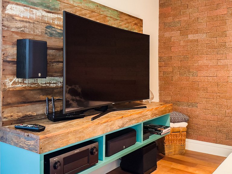 Casa de alto padrão com piscina, sauna e campo de futebol na