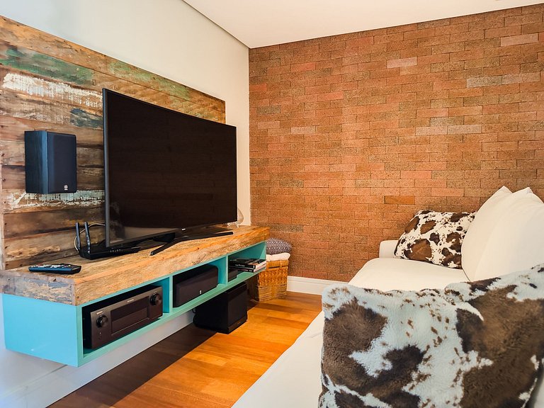 Casa de alto padrão com piscina, sauna e campo de futebol na