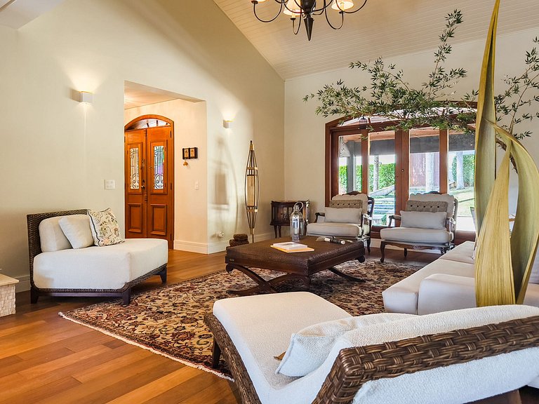 Casa de alto padrão com piscina, sauna e campo de futebol na