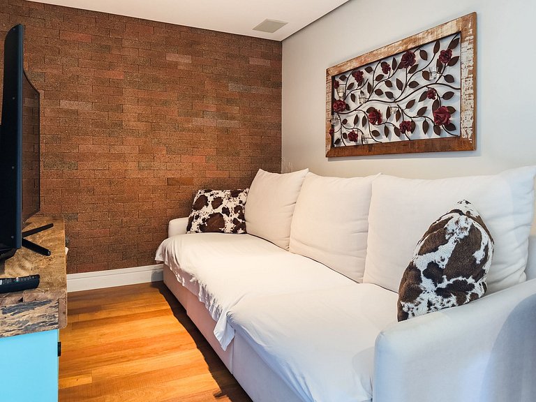 Casa de alto padrão com piscina, sauna e campo de futebol na