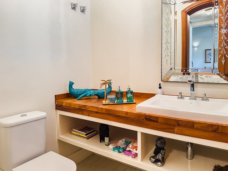 Casa de alto padrão com piscina, sauna e campo de futebol na