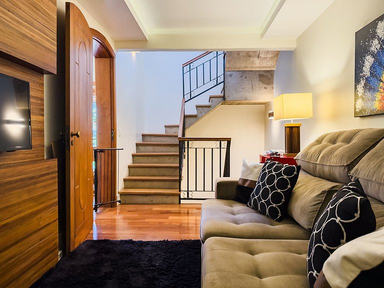 Casa de alto padrão com piscina, sauna e campo de futebol na