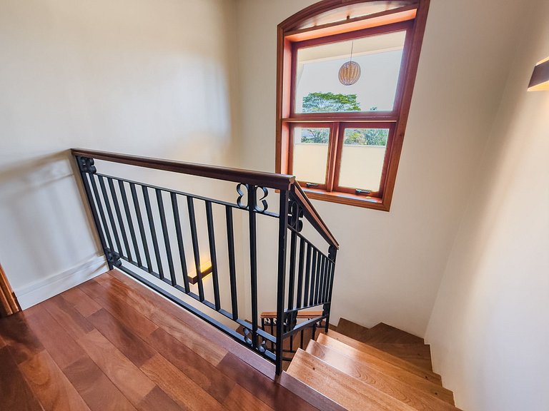 Casa de alto padrão com piscina, sauna e campo de futebol na