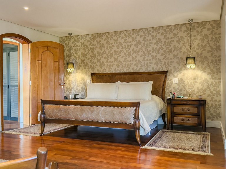 Casa de alto padrão com piscina, sauna e campo de futebol na